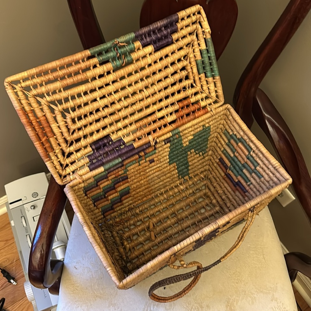 Gorgeous 1950s handmade, hand-painted woven bamboo, straw, wicker bag w/handles - Picture 7 of 13